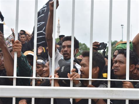 Protests in Indonesia as thousands face eviction for Rempang .